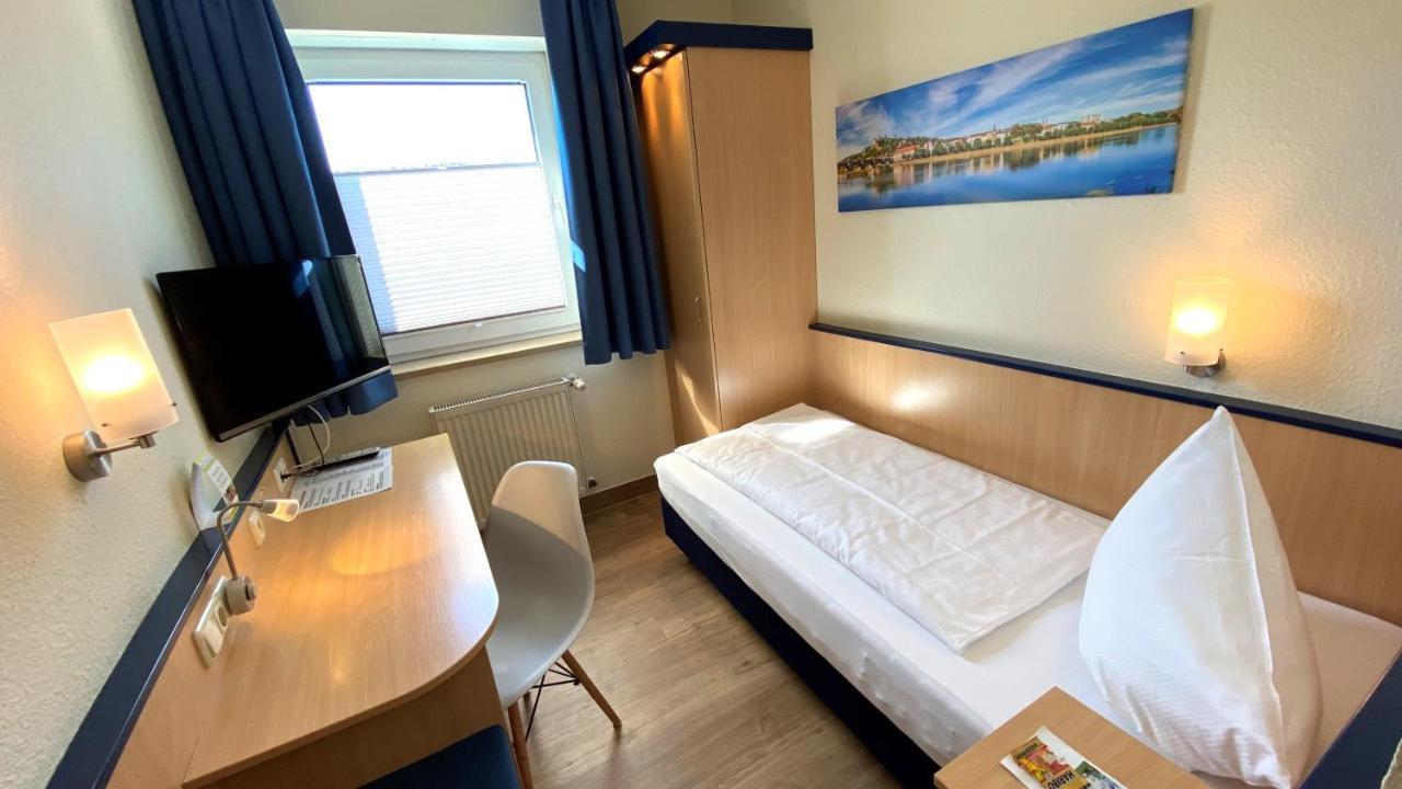 Hotel Am Wiesenweg L 24H Check-In Hausen  Exterior foto