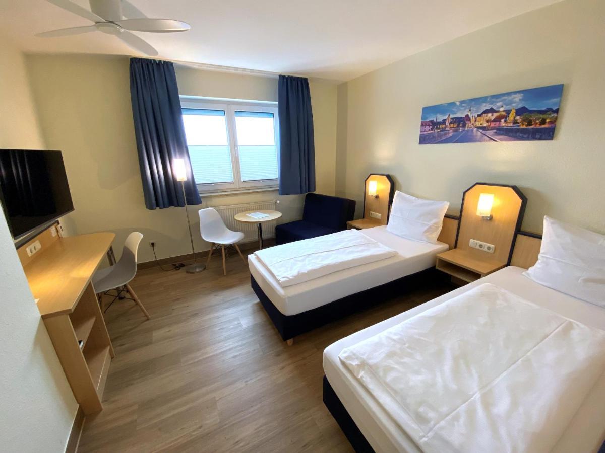 Hotel Am Wiesenweg L 24H Check-In Hausen  Exterior foto