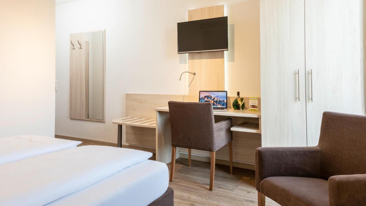 Hotel Am Wiesenweg L 24H Check-In Hausen  Exterior foto